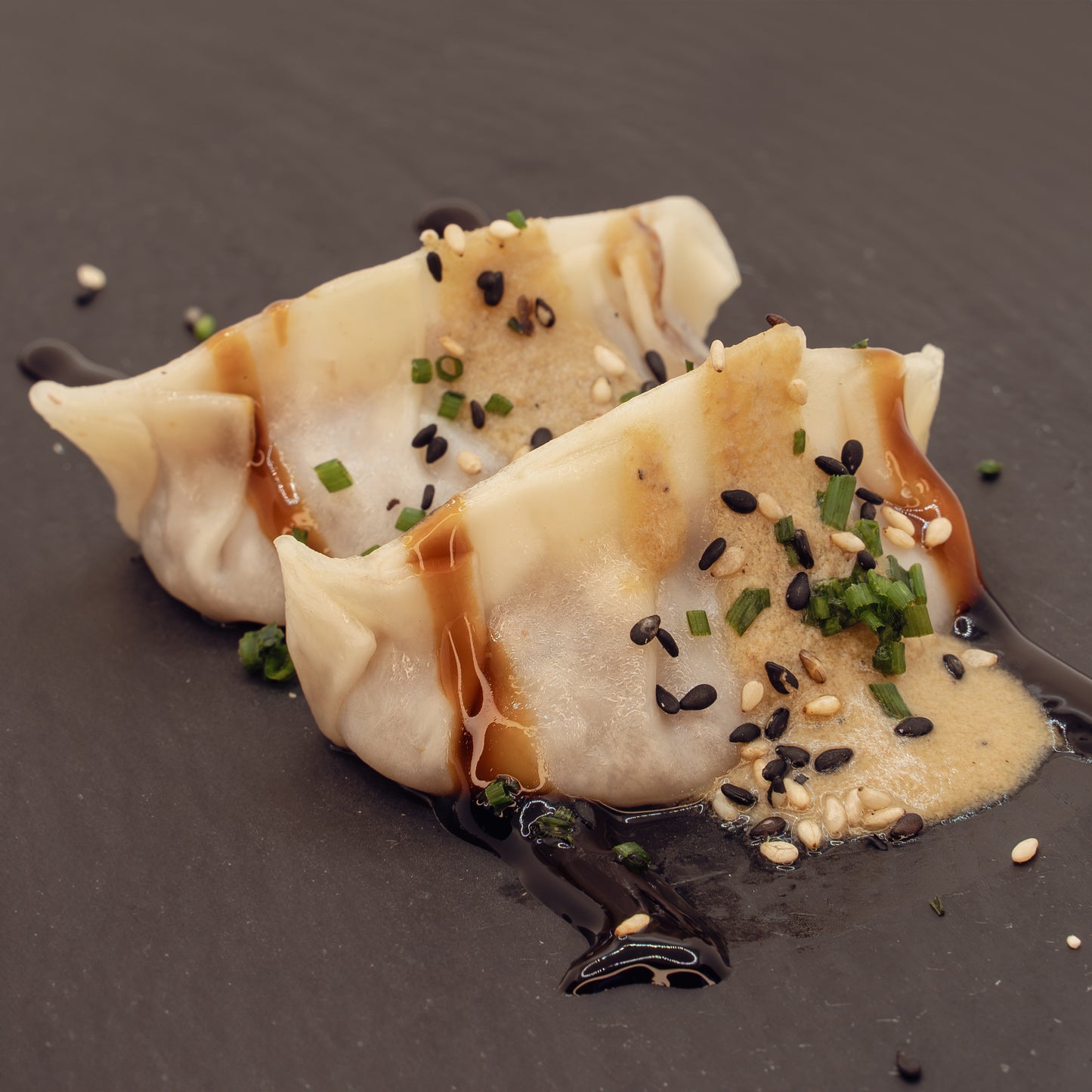 Gyoza rústica de Pato con verduras y salsa de foie